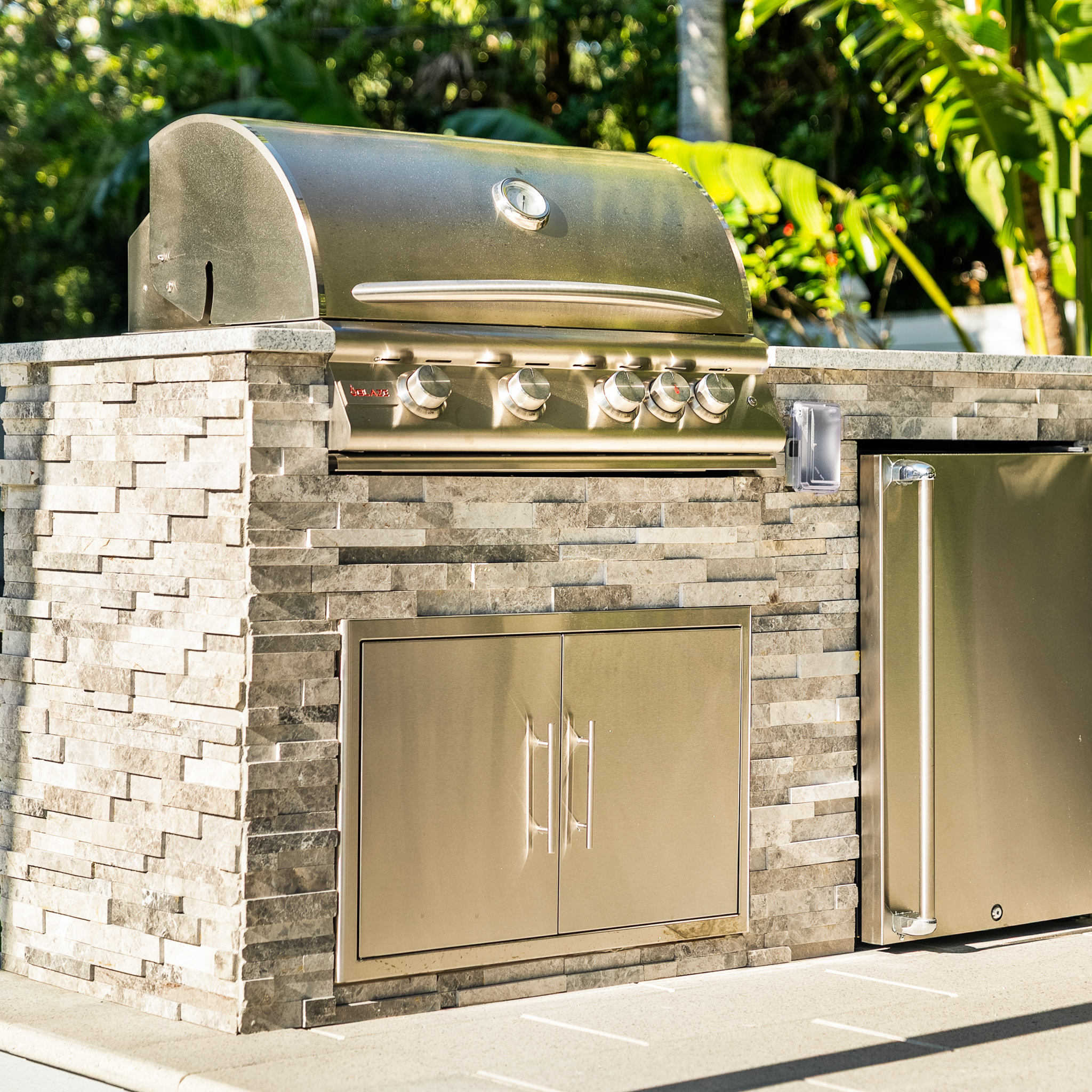outdoor kitchen grill